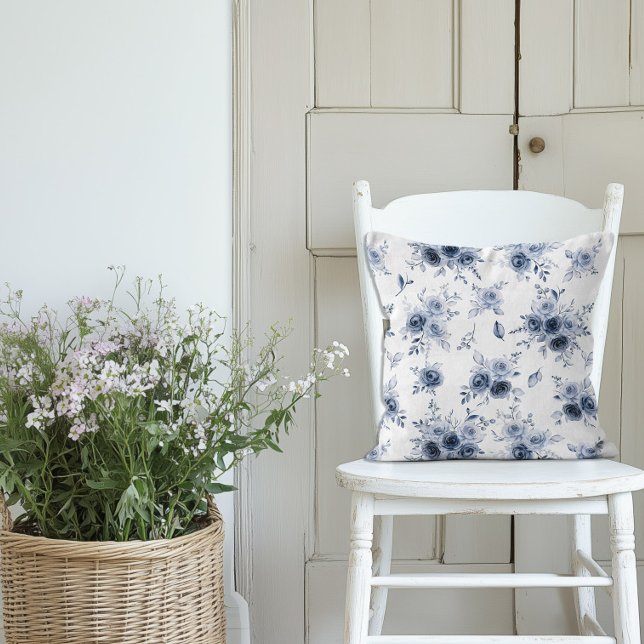Coussin Adele Aquarelle Roses Bleues de Campagne (Adele Blue Roses Throw Pillow)