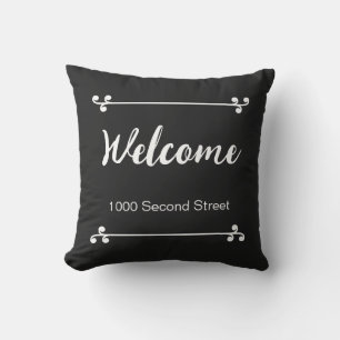 Coussin Adresse de rue décorative noire de bienvenue