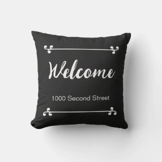Coussin Adresse de rue décorative noire de bienvenue