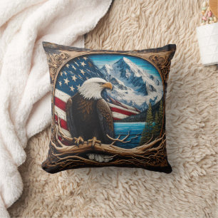 Coussin Aigle de Bald perché par des montagnes et drapeau 