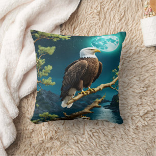 Coussin Aigle perché sur la branche sous le ciel nocturne