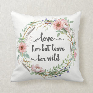 Coussin Aimez-la mais laissez sa guirlande sauvage