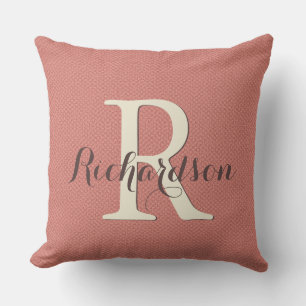 Coussin Ajouter le nom et l'initiale au corail moderne et