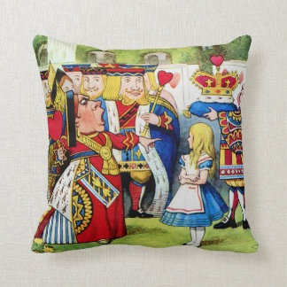 Coussin Alice au pays des merveilles et la reine des coeur