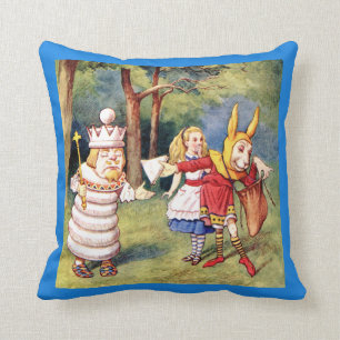 Coussin Alice, le lapin et le roi blanc au pays des