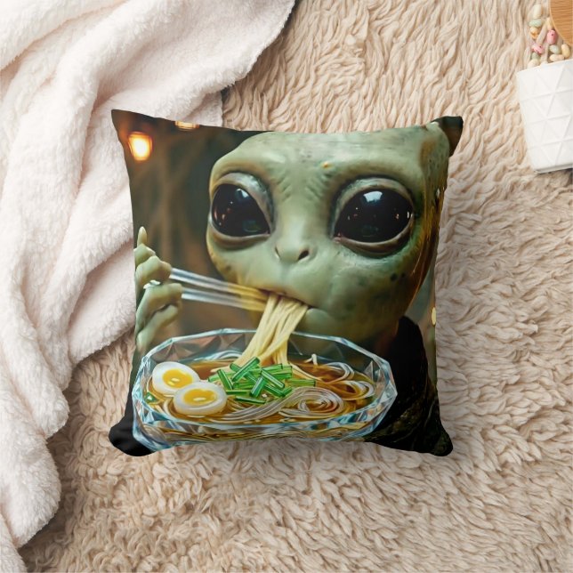 Coussin Alien drôle mangeant des nouilles Ramen (Couverture)