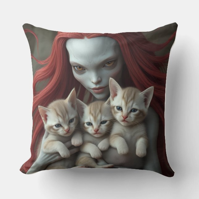 Coussin Alien roux tenant des chatons (Recto)