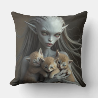 Coussin Alien tenant des chatons