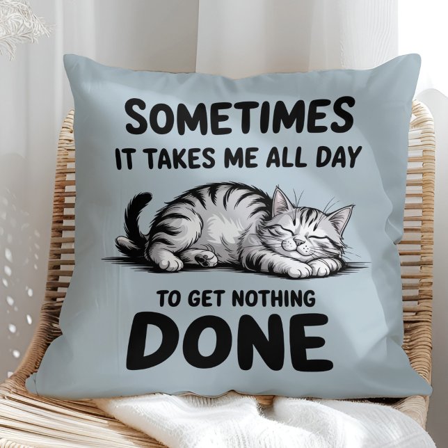 Coussin "All Day Doing Nothing" Funny Lazy Cat ("All Day Doing Nothing" Funny Lazy Cat Throw Pillow in a sunny boho rattan chair)