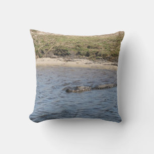 Coussin Alligator d'Amérique nageant dans une rivière maré