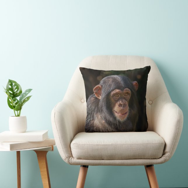 Coussin Âme joueuse – Gros plan sur un bébé chimpanzé (Chaise)