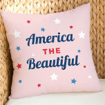 Coussin American le beau rose 4 juillet<br><div class="desc">Stylish patriotic Quart de Juillet Jouer la conception d'oreiller dispose d'un "America the Beautiful" citation typographie texte design en rouge,  blanc,  bleu,  et bleu marine avec accents d'étoiles et couleur arrière - plan rose clair.</div>