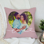 Coussin Amour dans Script Rose rose Coeur personnalisé en<br><div class="desc">Moderne et élégant design d'oreiller de projecteur personnalisé comprend une photo préférée en forme de grand coeur avec un design minimaliste de typographie blanche "Amour" qui inclut des détails florissants et de coeur. La couleur arrière - plan rose rose poussiéreuse peut être modifiée. Une idée cadeau unique pour un couple...</div>