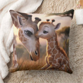 Coussin Amour de girafe douce : bébé embrassant maman (Couverture)