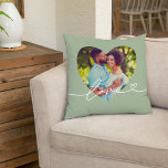 Coussin Amour en Script Vert Coeur Personnalisé En Forme P<br><div class="desc">Moderne et élégant design d'oreiller de projecteur personnalisé comprend une photo préférée en forme de grand coeur avec un design minimaliste de typographie blanche "Amour" qui inclut des détails florissants et de coeur. La couleur arrière - plan verdoyante du laurier peut être modifiée. Une idée cadeau unique pour un couple...</div>