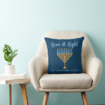 Coussin Amour & Lumière Custom Blue Gold Hanoukka Menorah<br><div class="desc">Jolie personnalisable Love and Light Hanoukka jetez un oreiller pour une famille juive. Personnalisez ce joli décor maison avec votre nom de famille ou informations de groupe en bleu sous la jolie menorah or.</div>