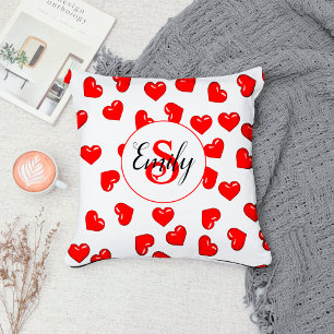 Coussin Amoureux motif cœur rouge sur monogramme blanc