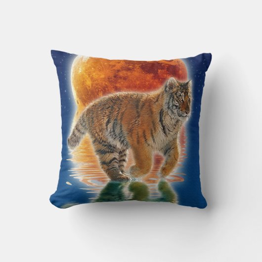 Coussin Amur Tiger Cub & Moon Wildlife Imaginaire Art (Recto)