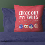 Coussin Amusant Regardez Mes Boules Ornements de Noël<br><div class="desc">Ce design amusant et festif est parfait pour les vacances. Il contient la phrase "Regarde mes boules", avec un brin de lumières de Noël avec quatre ornements suspendus dessus. Les décorations comprennent un flocon de neige, le Père Noël, l'arbre et un ornement décoratif avec des couleurs bleu, blanc, rouge, noir...</div>