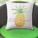 Coussin Ananas Bonjour été Aquarelle rose jaune<br><div class="desc">Décorez votre patio d'été avec ce joli coussin. Il comporte un ananas aquarelle et les mots Hello Summer. Vous pouvez customiser ce coussin en changeant les mots si vous le souhaitez. Aquarelle originale © Michele Davies.</div>