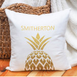 Coussin Ananas Or élégant Blanc Nom de famille<br><div class="desc">Ananas en or glittery élégant et tendance sur décorateur blanc jetez un oreiller personnalisé avec votre nom de famille.</div>