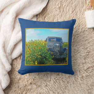 COUSSIN ANCIEN CAMION DANS LE CHAMP DE SUNFLOWER