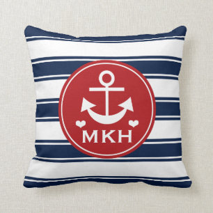 Coussin Ancre décorée d'un monogramme de rouge et de bleu