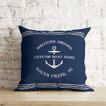 Coussin Ancre moderne Nautical Custom Boat Name Bienvenue<br><div class="desc">Coussin nautique en bleu marine lisant "bienvenue à bord" ainsi que votre nom et votre emplacement sur mesure dans un design d'ancre.</div>