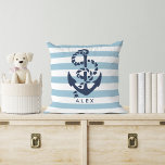 Coussin Ancre nautique et bande bleue personnalisée<br><div class="desc">Le design présente une illustration classique d'ancre et de corde bleu marine sur un arrière - plan rayé bleu clair et blanc. Personnalisez avec un nom ou un texte de votre choix, ou supprimez simplement l'exemple de texte pour laisser vide. Parfait pour les locations de plage, les patios d'été ou...</div>