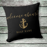 Coussin Ancre Noir Et Or Nom Du Bateau Bienvenue À Bord<br><div class="desc">Accueil personnalisé élégant à bord design avec le nom de votre bateau ou de votre capitaine dans un texte en or chic sur un arrière - plan noir. Conçu par Thisisnotme©</div>