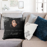 Coussin Anniversaire noir photo personnalisée argent nom d<br><div class="desc">Un cadeau pour un 21e anniversaire féminin et glamour (ou tout âge). Un arrière - plan noir élégant avec une fausse poussière de parties scintillant. Personnalisez et ajoutez votre propre photo de haute qualité de la fille d'anniversaire. Le texte : Le nom est écrit en blanc avec un script de...</div>