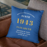 Coussin Anniversaire personnalisé 1943 Ajouter Votre Nom B<br><div class="desc">Ajoutez une touche personnelle à votre célébration du 80e anniversaire avec cet oreiller design et personnalisé unique. Les couleurs vives bleu et or et le design unique apportent un charme particulier à toutes les chambres. Customisez-le avec votre nom pour le rendre spécial. Ce coussin est parfait pour toute personne qui...</div>