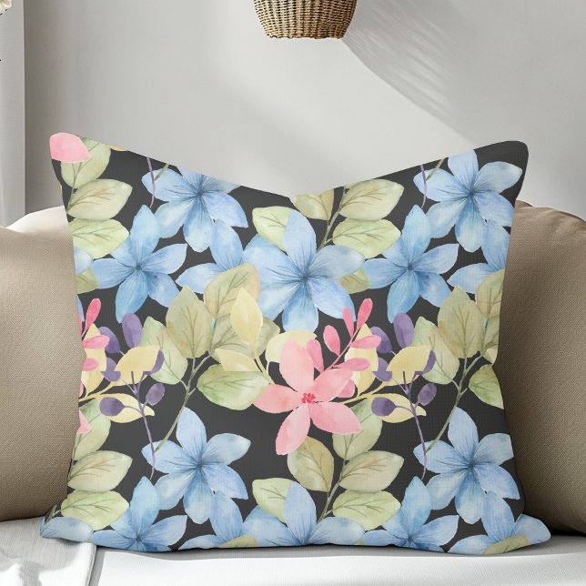 Coussin Aquarelle Florale Rose Et Bleu Pastel Sur Noir (Créateur téléchargé)