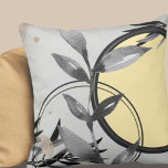 Coussin Aquarelle gris et jaune Zen Feuilles Jouer l'oreil<br><div class="desc">L'oreiller à jetons gris présente un design artistique abstrait dans une palette de couleurs jaune et gris. Un dessin abstrait artistique présente une feuille d'aquarelle et une composition géométrique en cercle avec des tons gris et jaunes avec des accents noir et argent sur un arrière - plan léger. Cette composition...</div>