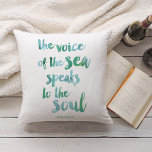 Coussin Aquarelle Oreille à lancer<br><div class="desc">"La voix de la mer parle à l'âme." Reprend la citation de "The Awakening" de Kate Chopin en police de brosse et de jolies teintes de seaglass. Idéal pour les amateurs de plage,  les locations de plage ou toute personne qui se sent inspirée par l'océan !</div>