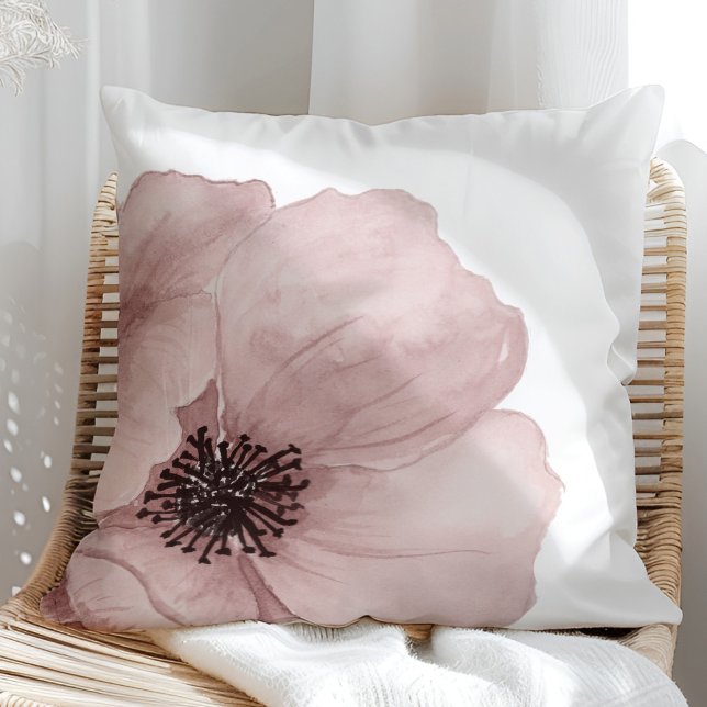 Coussin Aquarelle Pastel Pink Poppy (Watercolor Pastel Pink Poppy Throw Pillow in a sunny rattan armchair.)