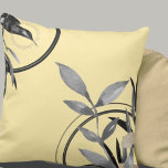 Coussin Aquarelle simple Jaune et Gris Feuilles<br><div class="desc">L'oreiller élégant à jetons présente un design abstrait artistique simple dans une palette de couleurs jaune et gris. Un dessin artistique abstrait présente une feuille d'aquarelle et une composition géométrique en cercle avec des nuances de gris et de noir avec des accents d'or sur un arrière - plan jaune clair....</div>