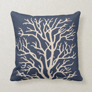 Coussin Arbre de corail en crème sur le bleu marine foncé