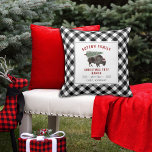 Coussin Arbre de Noël Père Noël Bison Buffalo Plaid<br><div class="desc">Illustration d'un bison de buffle portant un chapeau santa avec un arbre de Noël attaché au dos. Bison noir et blanc plaqué conception de bordure avec texte noir et rouge.</div>