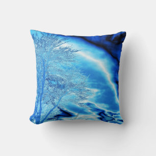 Coussin Arbre hivernal givré dans un ciel bleu cobalt