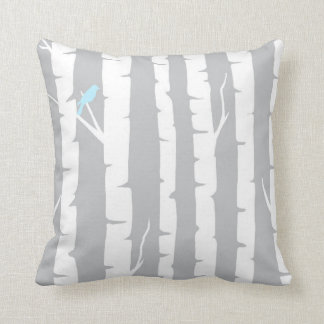 Coussin Arbres de bouleau et oiseaux bleus