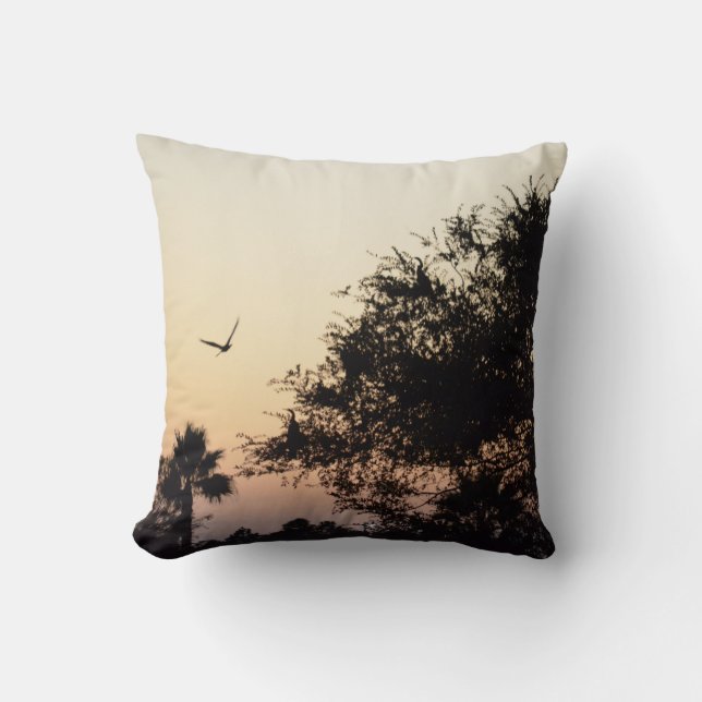 Coussin arbres et oiseau de vol contre le coucher du (Recto)