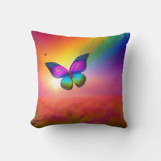 Coussin Arc-en-ciel volant dans un champ
