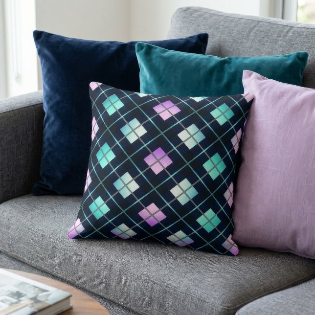 Coussin Argyle noir, bleu et rose de style rétro sci-fi de (Multicolored argyle design pillow sitting on a couch with other pillows.)