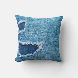 Coussin Arrière - plan de denim texturé. Trou déchiré dans