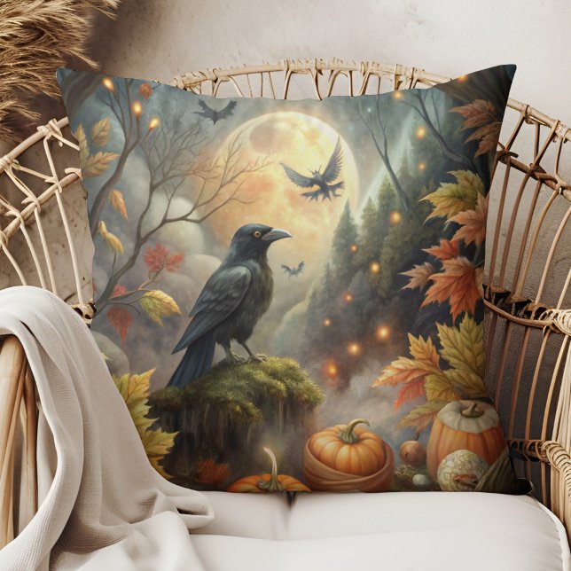 Coussin Art d'automne du Corbeau citrouille - Design de fo (Pumpkin Raven Autumn Art - Witchy Forest Design Throw Pillow on a boho rattan armchair.)