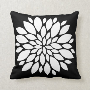Coussin Art de pétales de fleur assez blanche sur le noir