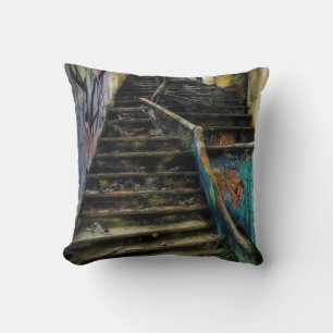 Coussin Art urbain sur escalier bâtiment abandonné