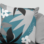 Coussin Artistique Abstrait Botanique | Turquoise et gris<br><div class="desc">L'oreiller à jetons moderne présente un design botanique abstrait artistique dans une palette de couleurs turquoise et grise aux accents noir et blanc. Cette composition abstraite est construite dans le style de Memphis sur des combinaisons de feuilles biologiques et de fleurs, qui sont superposés et entrelacés pour former un motif...</div>