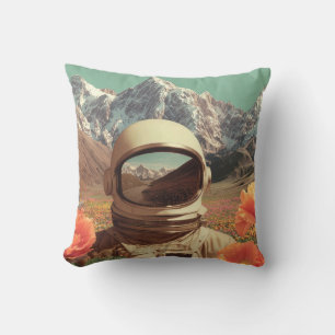 Coussin Astronaute surréaliste dans un champ de fleurs